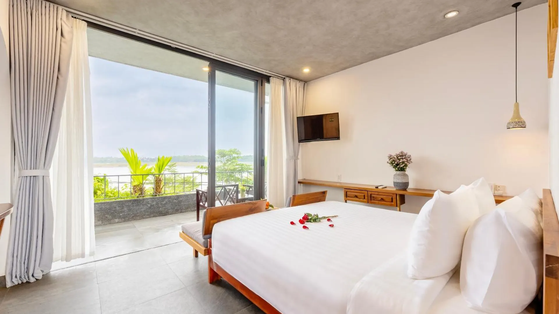 Serene Riverside Hotel Hội An