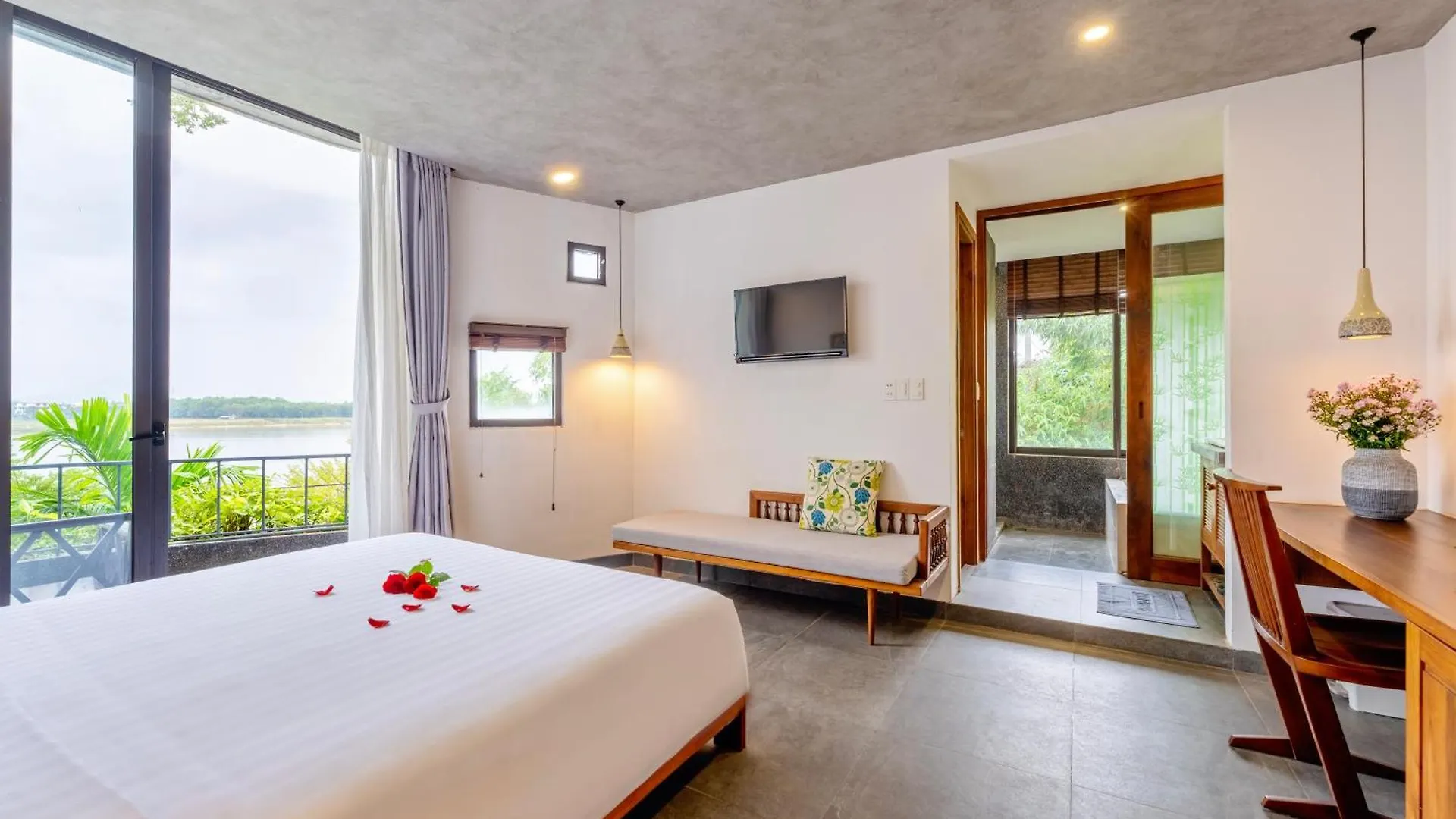 Serene Riverside Hotel Hoi An