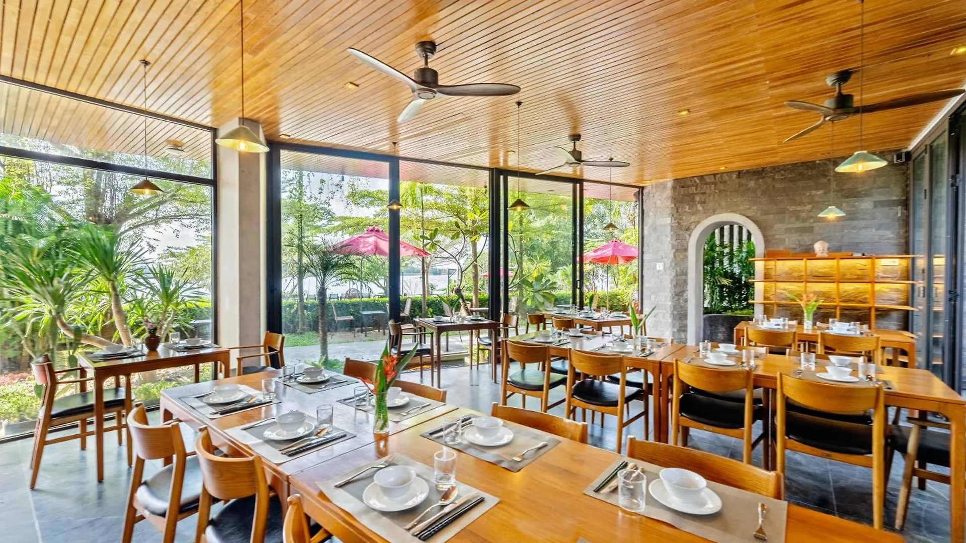 Serene Riverside Hotel הוי אן