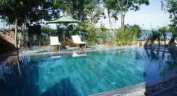 Serene Riverside Hotel הוי אן